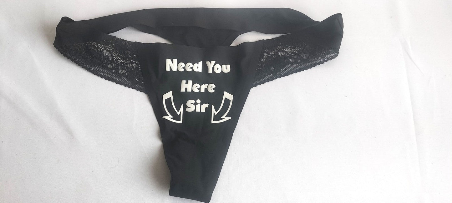 Dames slip zwart met tekst Need You HERE Sir - SM - speeltjes