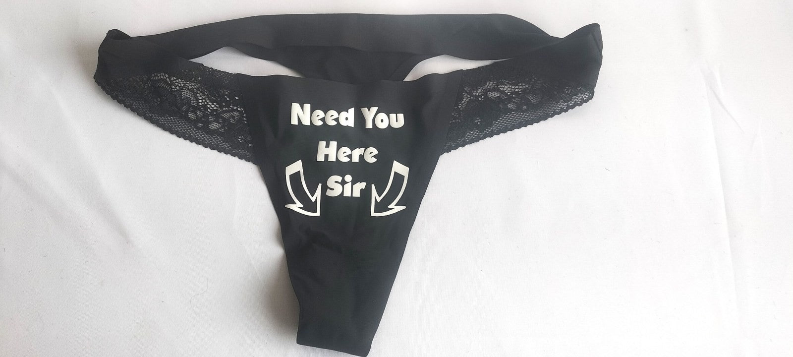 Dames slip zwart met tekst Need You HERE Sir - SM - speeltjes