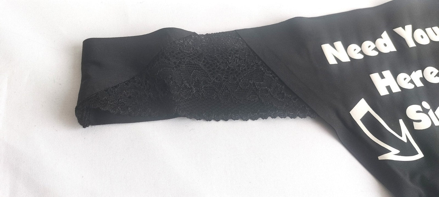 Dames slip zwart met tekst Need You HERE Sir - SM - speeltjes