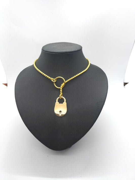 met-deze-afsluitbare-metalen-collar-in goudkleur-met-slotje-en-sleutel-heeft-jouw-sub-echt-het-gevoel-van-owned-de-ketting-kan-namelijk-niet-worden-afgedaan-zonder-het-bijhorende-sleuteltje