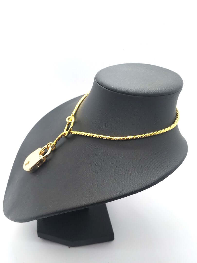 met-deze-afsluitbare-metalen-collar-in goudkleur-met-slotje-en-sleutel-heeft-jouw-sub-echt-het-gevoel-van-owned-de-ketting-kan-namelijk-niet-worden-afgedaan-zonder-het-bijhorende-sleuteltje