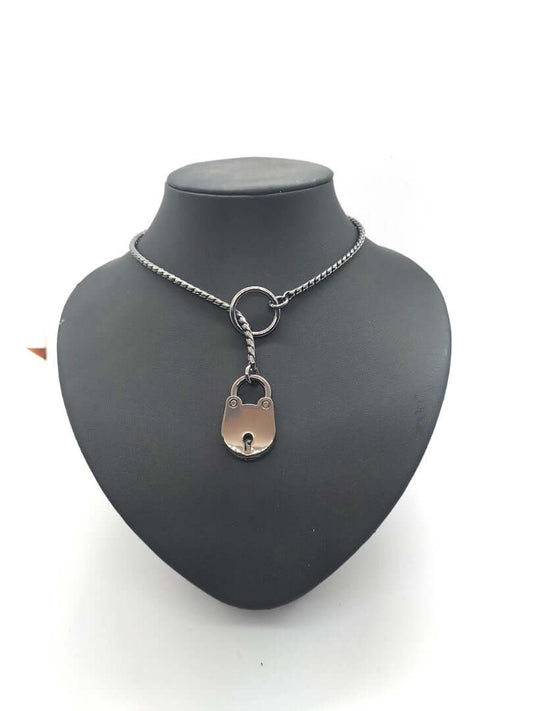 met-deze-afsluitbare-metalen-collar-in gun-mtal-kleur-met-slotje-en-sleutel-heeft-jouw-sub-echt-het-gevoel-van-owned-de-ketting-kan-namelijk-niet-worden-afgedaan-zonder-het-bijhorende-sleuteltje