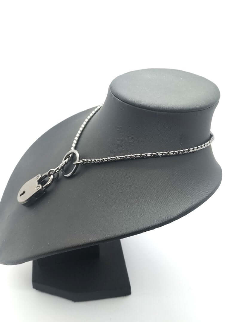 met-deze-afsluitbare-metalen-collar-in gun-mtal-kleur-met-slotje-en-sleutel-heeft-jouw-sub-echt-het-gevoel-van-owned-de-ketting-kan-namelijk-niet-worden-afgedaan-zonder-het-bijhorende-sleuteltje