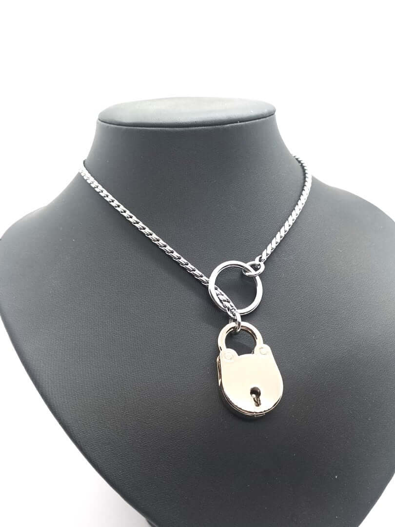 met-deze-afsluitbare-metalen-collar-met-slotje-en-sleutel-heeft-jouw-sub-echt-het-gevoel-van-owned-de-ketting-kan-namelijk-niet-worden-afgedaan-zonder-het-bijhorende-sleuteltje