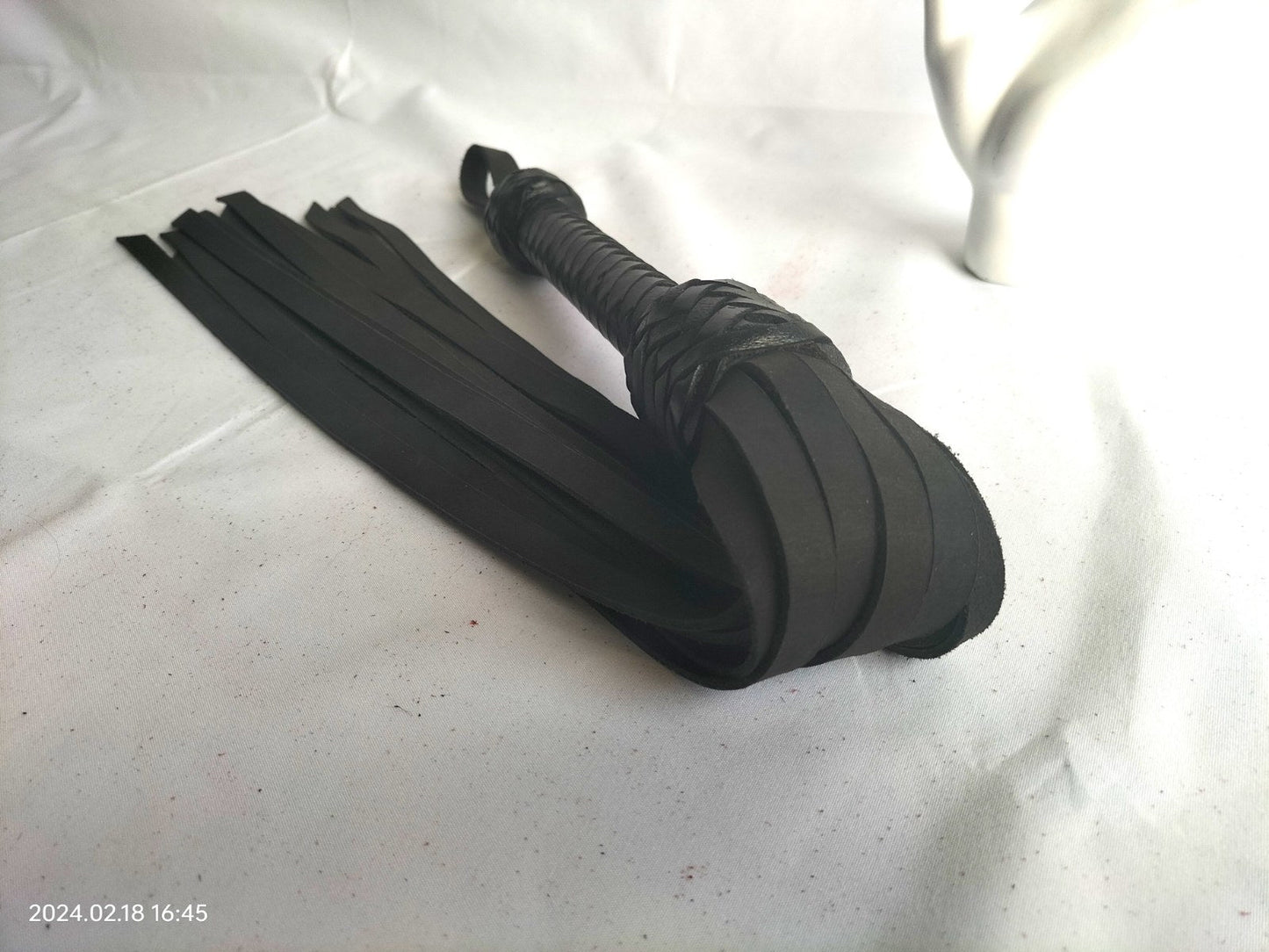 leuke-flogger-voor-heel-budget-vriendelijke-prijs-gemaakt-van-dik-kalfsleer-in-cognac-of-zwart-voorzien-van-18-falls-van-47-cm-lang-6