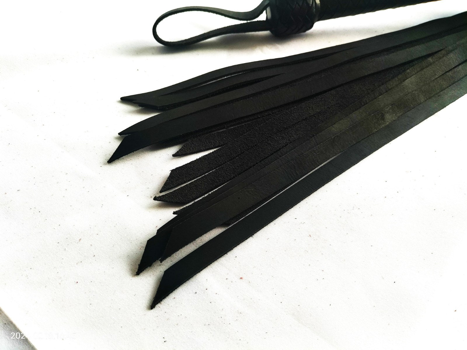 leuke-flogger-voor-heel-budget-vriendelijke-prijs-gemaakt-van-dik-kalfsleer-in-cognac-of-zwart-voorzien-van-18-falls-van-47-cm-lang-4