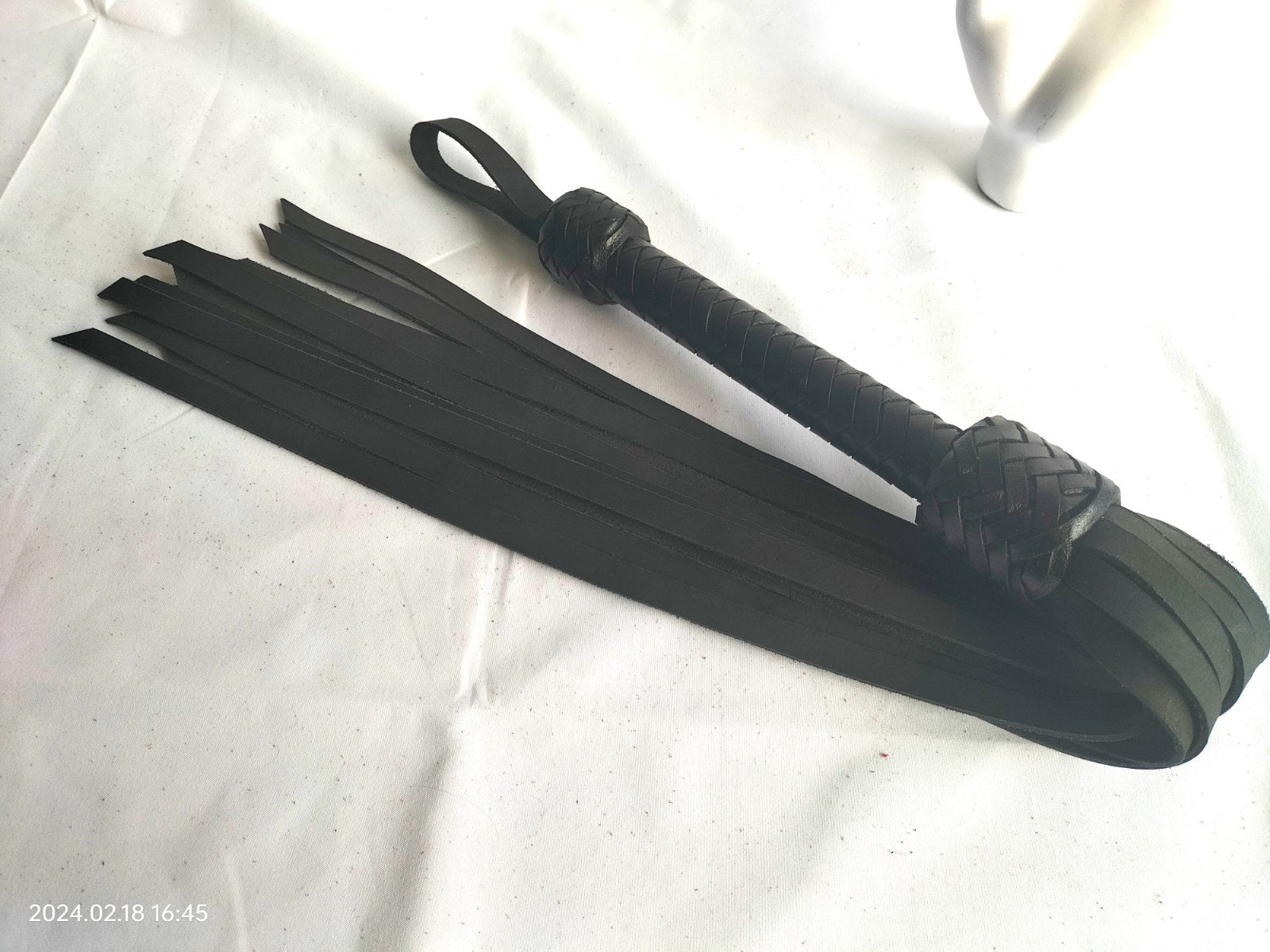 leuke-flogger-voor-heel-budget-vriendelijke-prijs-gemaakt-van-dik-kalfsleer-in-cognac-of-zwart-voorzien-van-18-falls-van-47-cm-lang-2