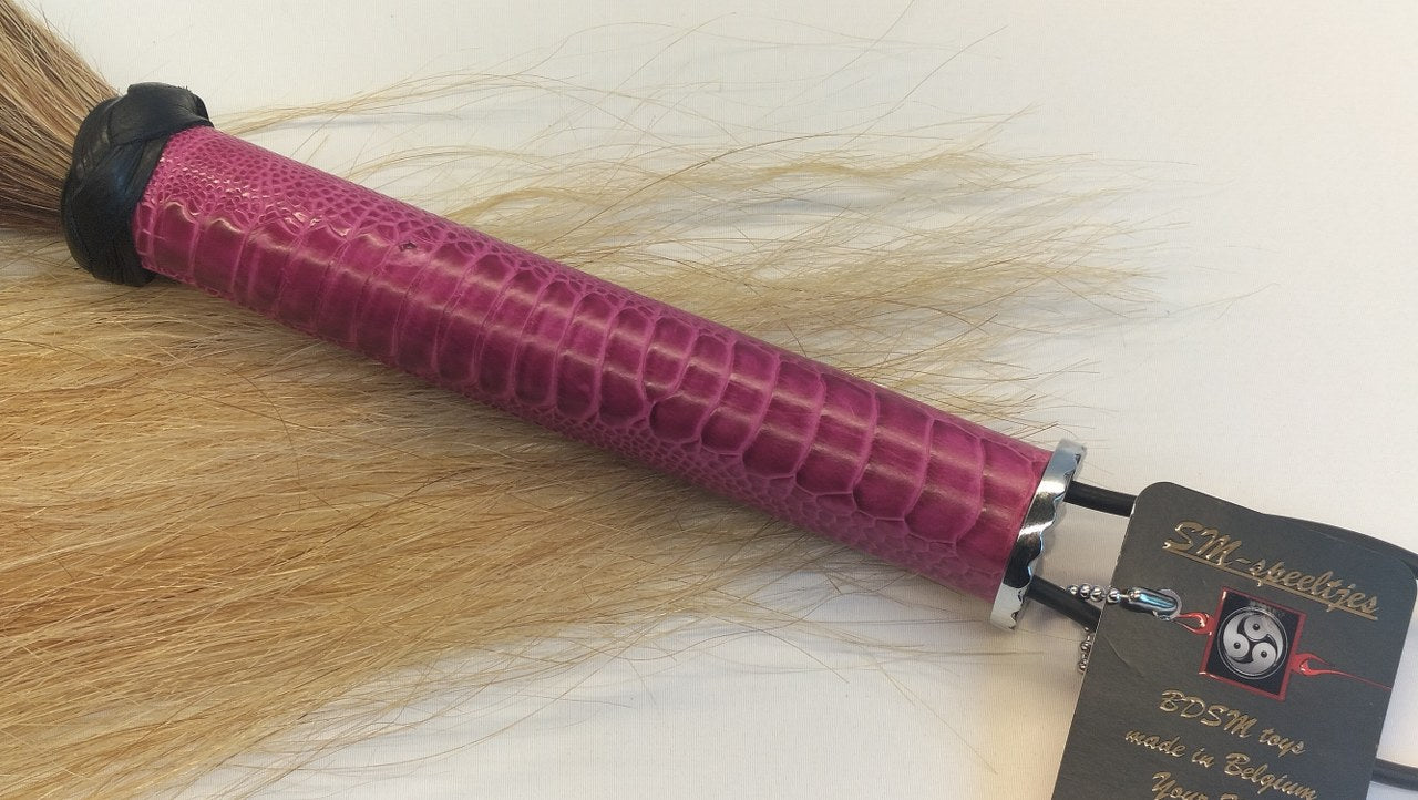 ben-je-op-zoek-naar-een-exclusieve-paardenhaar-zweep-dan-is-dit-exemplaar-misschien-wat-je-zoekt-met-zijn-prachtige bruine-kleur-lange-haren-en-het-struisvogelpoot-leer-afgewerkt-handvat-2