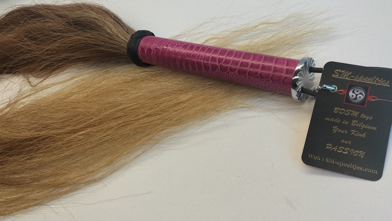 ben-je-op-zoek-naar-een-exclusieve-paardenhaar-zweep-dan-is-dit-exemplaar-misschien-wat-je-zoekt-met-zijn-prachtige bruine-kleur-lange-haren-en-het-struisvogelpoot-leer-afgewerkt-handvat-4