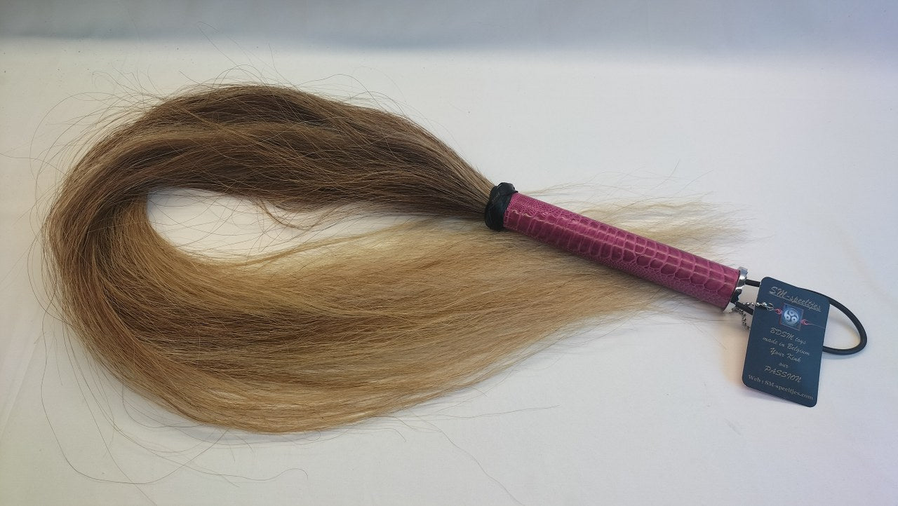 ben-je-op-zoek-naar-een-exclusieve-paardenhaar-zweep-dan-is-dit-exemplaar-misschien-wat-je-zoekt-met-zijn-prachtige bruine-kleur-lange-haren-en-het-struisvogelpoot-leer-afgewerkt-handvat-1