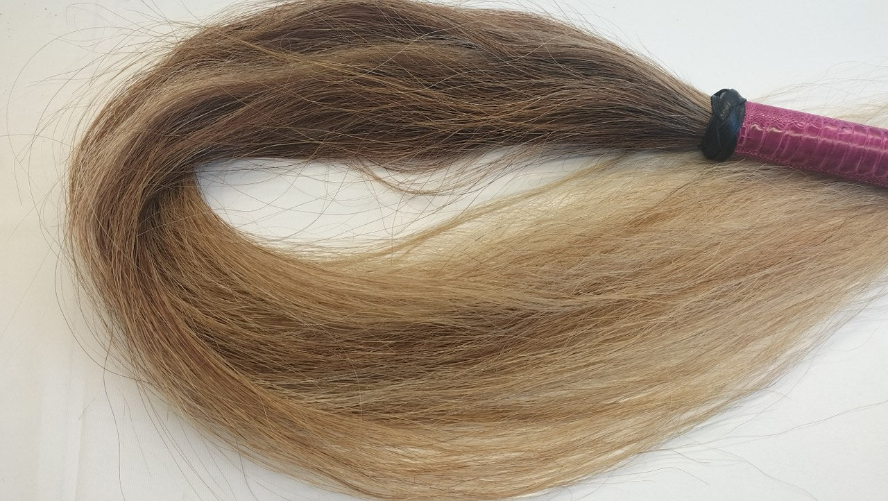 ben-je-op-zoek-naar-een-exclusieve-paardenhaar-zweep-dan-is-dit-exemplaar-misschien-wat-je-zoekt-met-zijn-prachtige bruine-kleur-lange-haren-en-het-struisvogelpoot-leer-afgewerkt-handvat-3