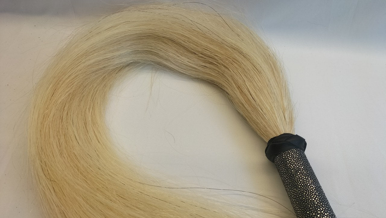 ben-je-op-zoek-naar-een-exclusieve-paardenhaar-zweep-dan-is-dit-exemplaar-misschien-wat-je-zoekt-met-zijn-prachtige witte-kleur-lange-haren-en-het-roggenleer-afgewerkt-handvat-4