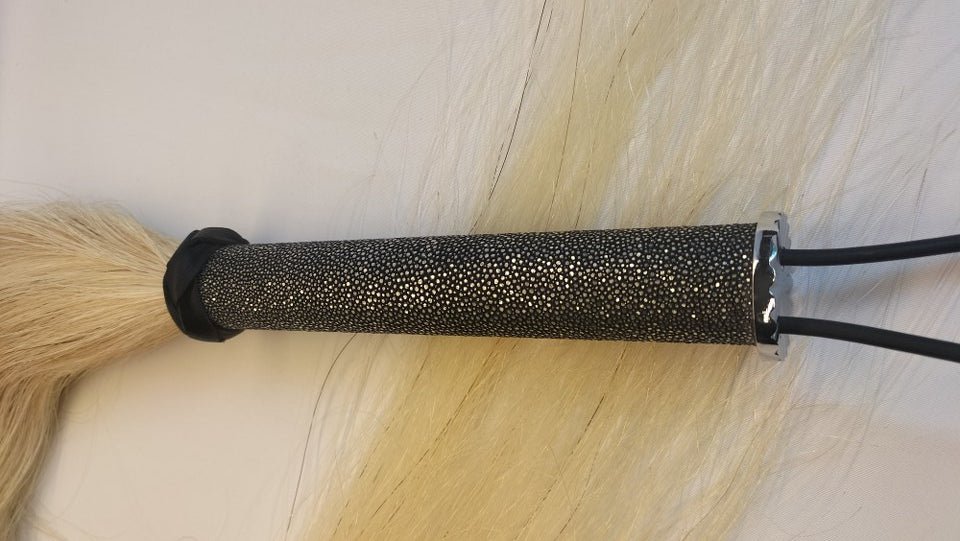 ben-je-op-zoek-naar-een-exclusieve-paardenhaar-zweep-dan-is-dit-exemplaar-misschien-wat-je-zoekt-met-zijn-prachtige witte-kleur-lange-haren-en-het-roggenleer-afgewerkt-handvat-3