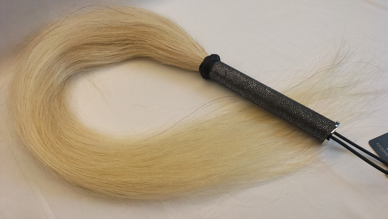 ben-je-op-zoek-naar-een-exclusieve-paardenhaar-zweep-dan-is-dit-exemplaar-misschien-wat-je-zoekt-met-zijn-prachtige witte-kleur-lange-haren-en-het-roggenleer-afgewerkt-handvat-2