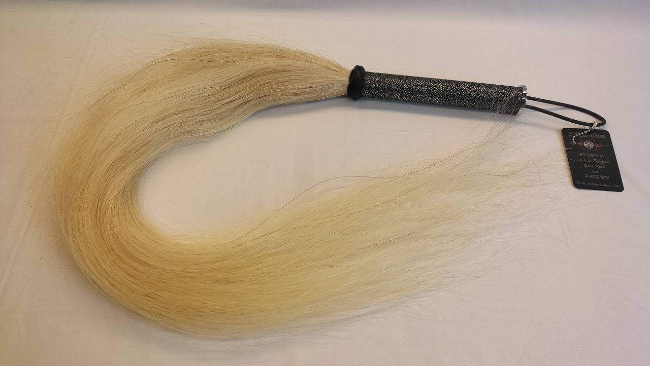 ben-je-op-zoek-naar-een-exclusieve-paardenhaar-zweep-dan-is-dit-exemplaar-misschien-wat-je-zoekt-met-zijn-prachtige witte-kleur-lange-haren-en-het-roggenleer-afgewerkt-handvat-1