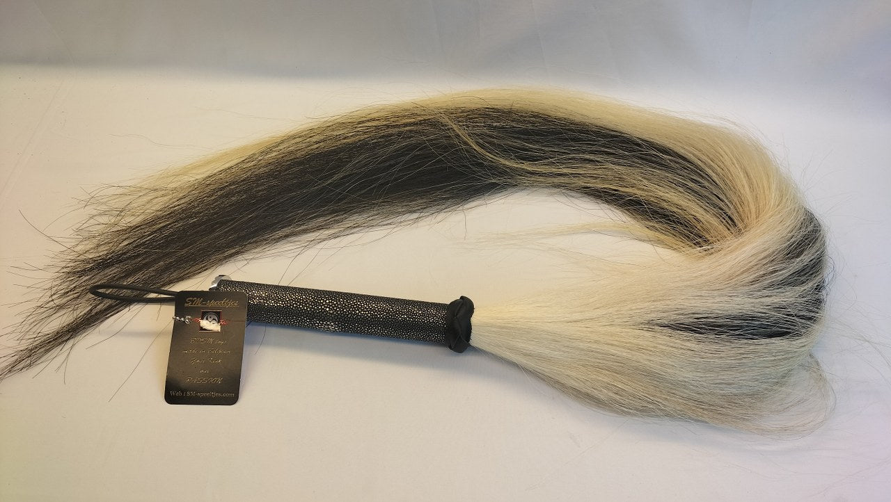 ben-je-op-zoek-naar-een-exclusieve-paardenhaar-zweep-dan-is-dit-exemplaar-misschien-wat-je-zoekt-met-zijn-twee-kleuren-lange-haren-en-het-roggenleer-afgewerkt-handvat-4