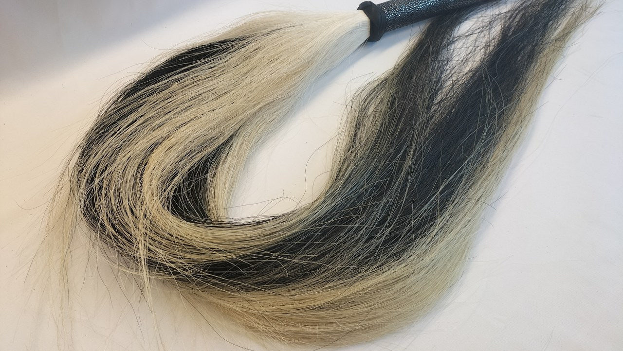 ben-je-op-zoek-naar-een-exclusieve-paardenhaar-zweep-dan-is-dit-exemplaar-misschien-wat-je-zoekt-met-zijn-twee-kleuren-lange-haren-en-het-roggenleer-afgewerkt-handvat-3