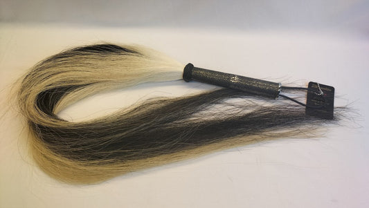 ben-je-op-zoek-naar-een-exclusieve-paardenhaar-zweep-dan-is-dit-exemplaar-misschien-wat-je-zoekt-met-zijn-twee-kleuren-lange-haren-en-het-roggenleer-afgewerkt-handvat-1