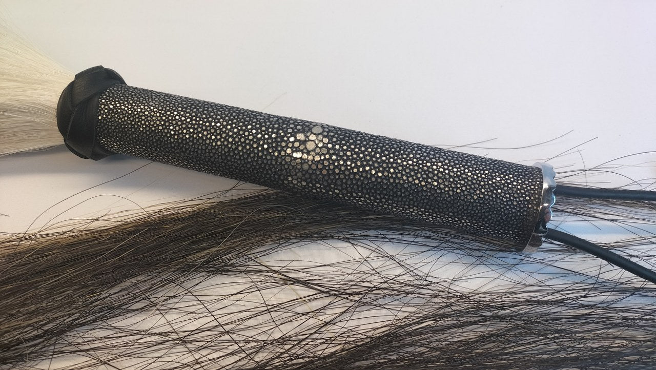 ben-je-op-zoek-naar-een-exclusieve-paardenhaar-zweep-dan-is-dit-exemplaar-misschien-wat-je-zoekt-met-zijn-twee-kleuren-lange-haren-en-het-roggenleer-afgewerkt-handvat-2