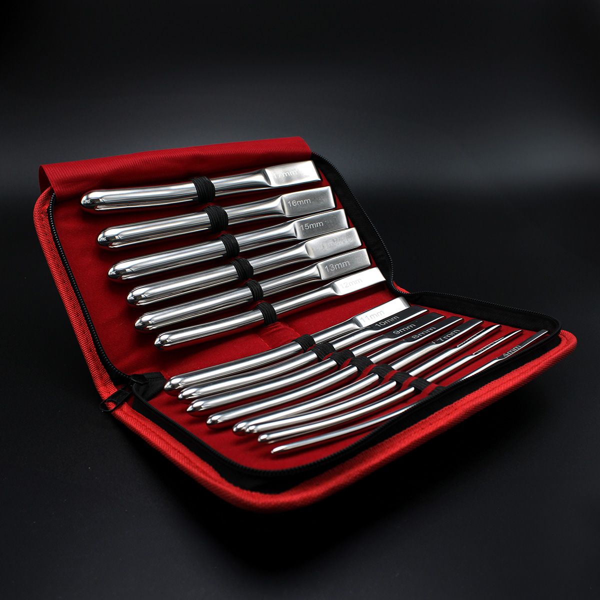 dankzij-deze-uitgebreide-sounding-set-van-14-stuks-kan-je-alle-kanten-uit-van-beginner-met-de-4-mm-dilator-tot-ver-gevorderde-met-de-17-mm-dilator-daarboven-is-hij-ook-nog-eens-gemaakt-uit-roestvrij-staal-zodoende-je-verzekerd-bent-van-veilig-gebruik-en-gemakkelijk-onderhoud-5