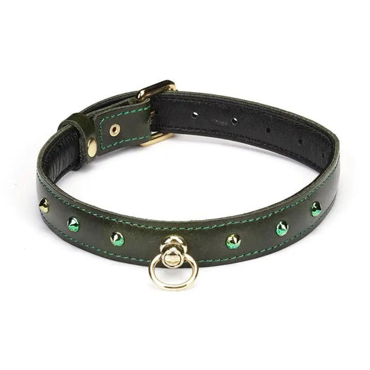 wordt-jij-de-drager-van-deze-smaragd-groen-leder-collar-met-vergulden-accenten-hij-is-toch-prachtig-niet-voorzien-van-zijn-lichter-groene-stiksel-zijn-6-glaskristallen-om-hem-nog-mooier-te-maken-en-aan-de-binnenzijde-gepolsterd-lamsleer-voor-het-draagcomfort-optimaal-te-maken-1