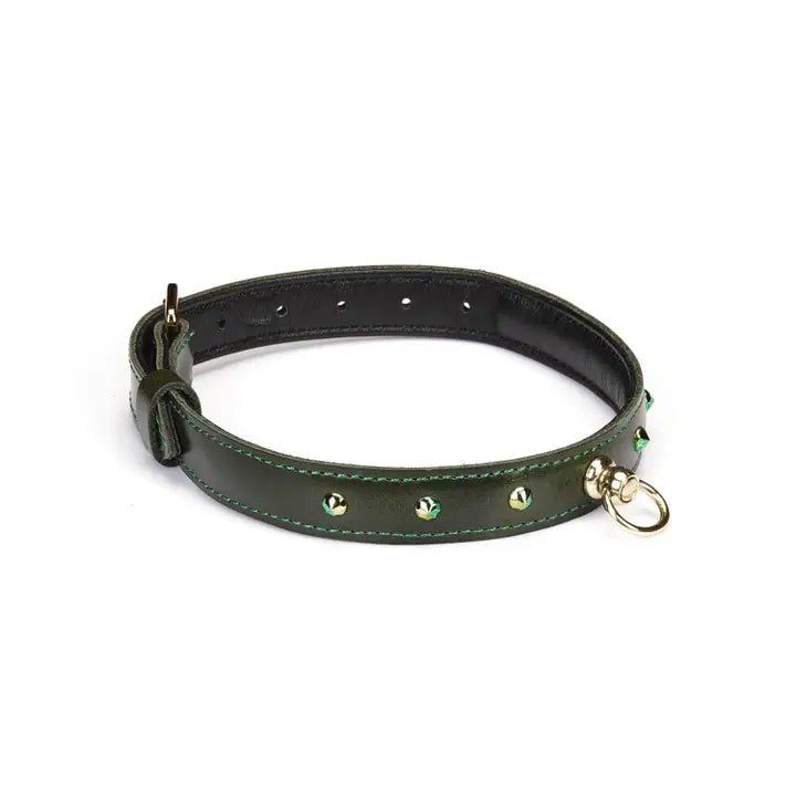 wordt-jij-de-drager-van-deze-smaragd-groen-leder-collar-met-vergulden-accenten-hij-is-toch-prachtig-niet-voorzien-van-zijn-lichter-groene-stiksel-zijn-6-glaskristallen-om-hem-nog-mooier-te-maken-en-aan-de-binnenzijde-gepolsterd-lamsleer-voor-het-draagcomfort-optimaal-te-maken-2