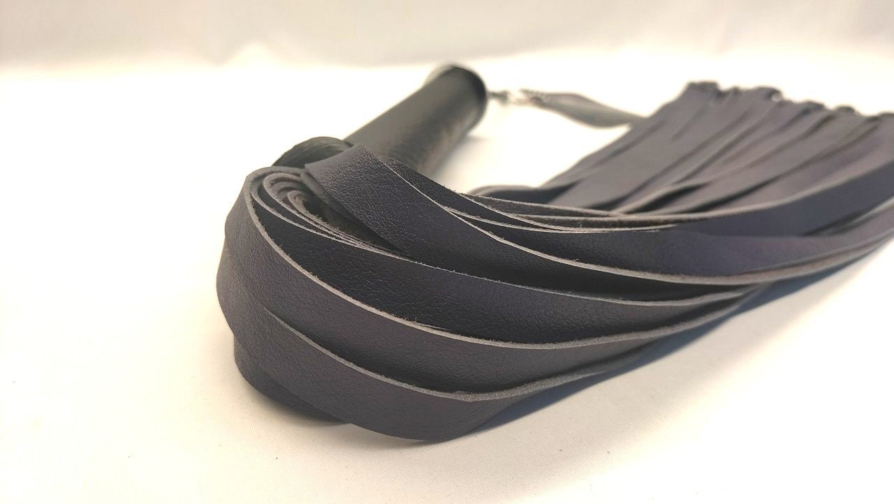 deze-paars-lederen-flogger-met-onderaan-d-ringen-aan-bevestigd-zal-je-bdsm-toy-collectie-net-weer-iets-uitgebreidr-en-exclusiever-maken-2