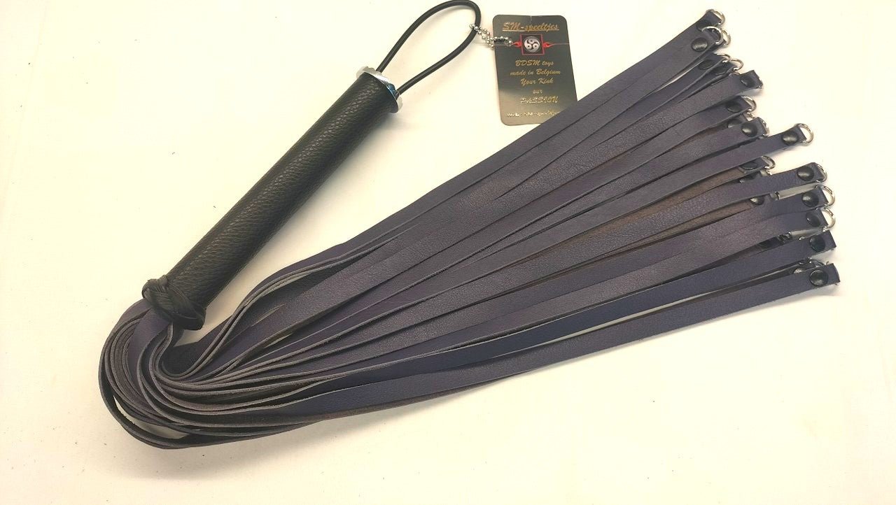 deze-paars-lederen-flogger-met-onderaan-d-ringen-aan-bevestigd-zal-je-bdsm-toy-collectie-net-weer-iets-uitgebreidr-en-exclusiever-maken-1