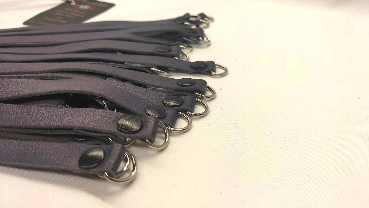 deze-paars-lederen-flogger-met-onderaan-d-ringen-aan-bevestigd-zal-je-bdsm-toy-collectie-net-weer-iets-uitgebreidr-en-exclusiever-maken-3