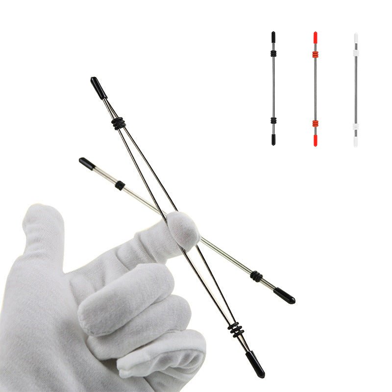 deze-stalen-tepelklemmen-voorzien-van-2 stalen-staven-en-rode-zwarte-of-witte-rubbertjes-zetten-zonder-problemen-de-druk-op-je-tepels-of-erogene-zone-dankzij-de-rubbertjes-kan-de-druk-desgewenst-nog-opvoeren-maar-die-keuze-laten-we-aan-jou-1