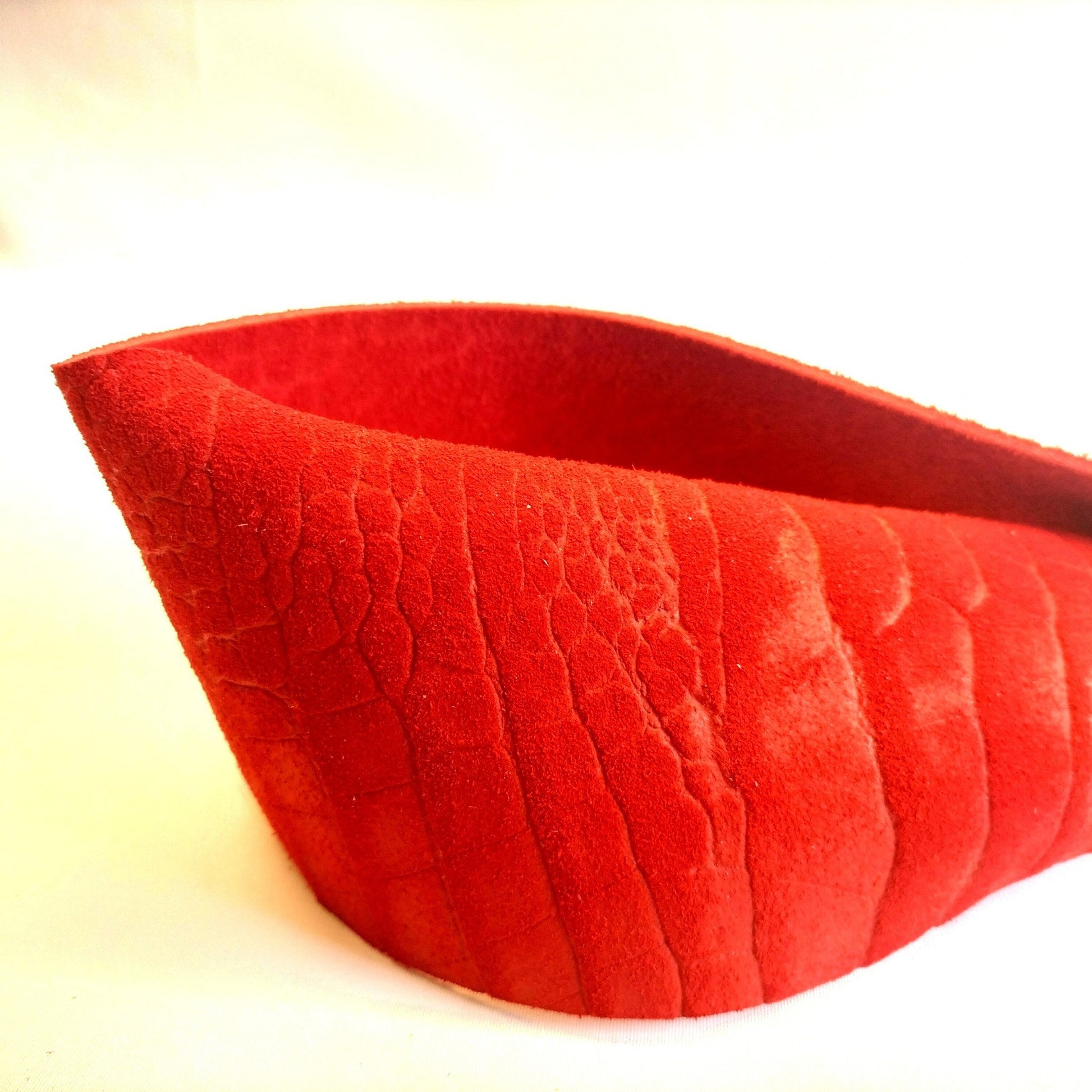 Dragon Tail Rood Suede Crocoprint 60cm/80cm Uniek Handgemaakt - Single Tail Zweep - Dragon Tail - SM - speeltjes