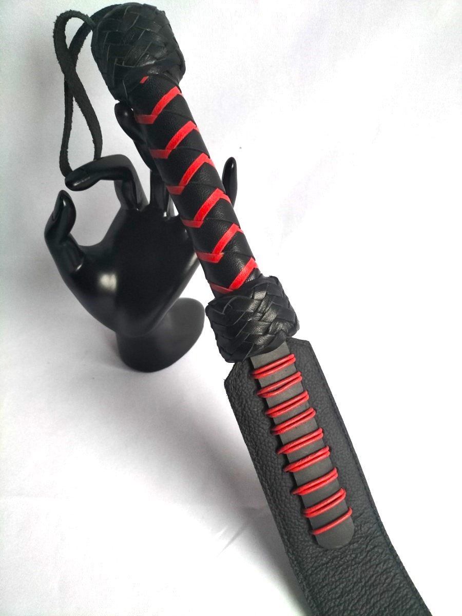 Dubbel tong slapper met rood leer koord accent. - SM - speeltjes