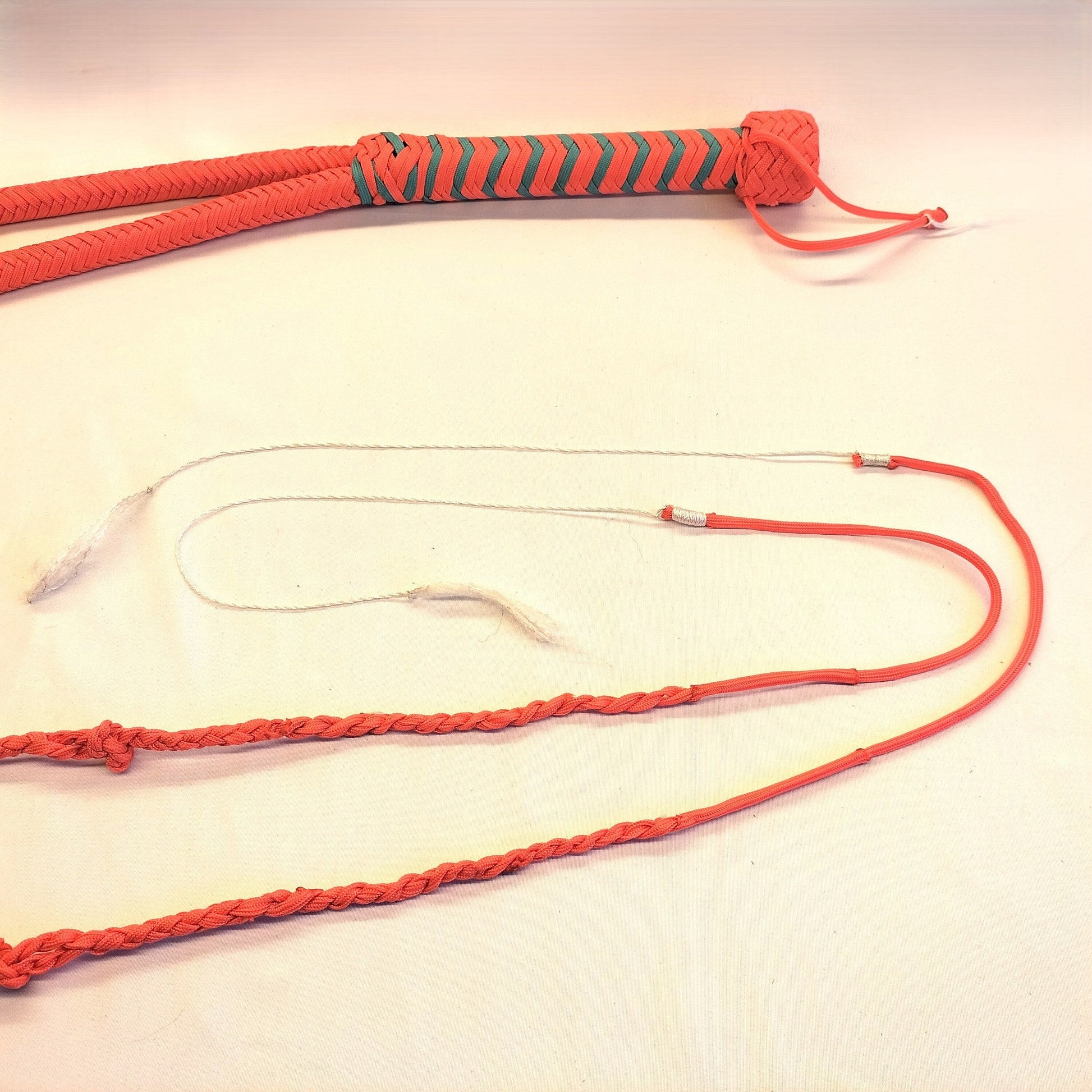 Dubbele Bullwhip 240g Paracord 2 Zwepen 190cm FLUO Oranje - 2 - Koppige Impact Zweep - Impact Play - SM - speeltjes
