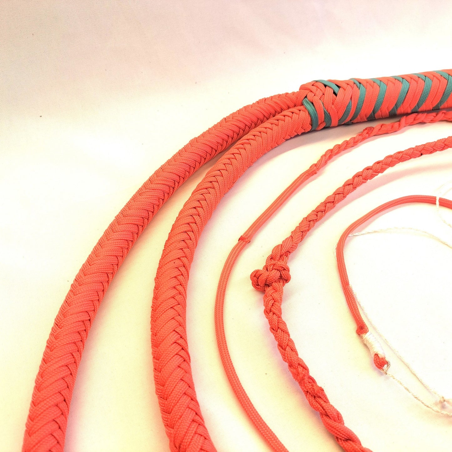 Dubbele Bullwhip 240g Paracord 2 Zwepen 190cm FLUO Oranje - 2 - Koppige Impact Zweep - Impact Play - SM - speeltjes