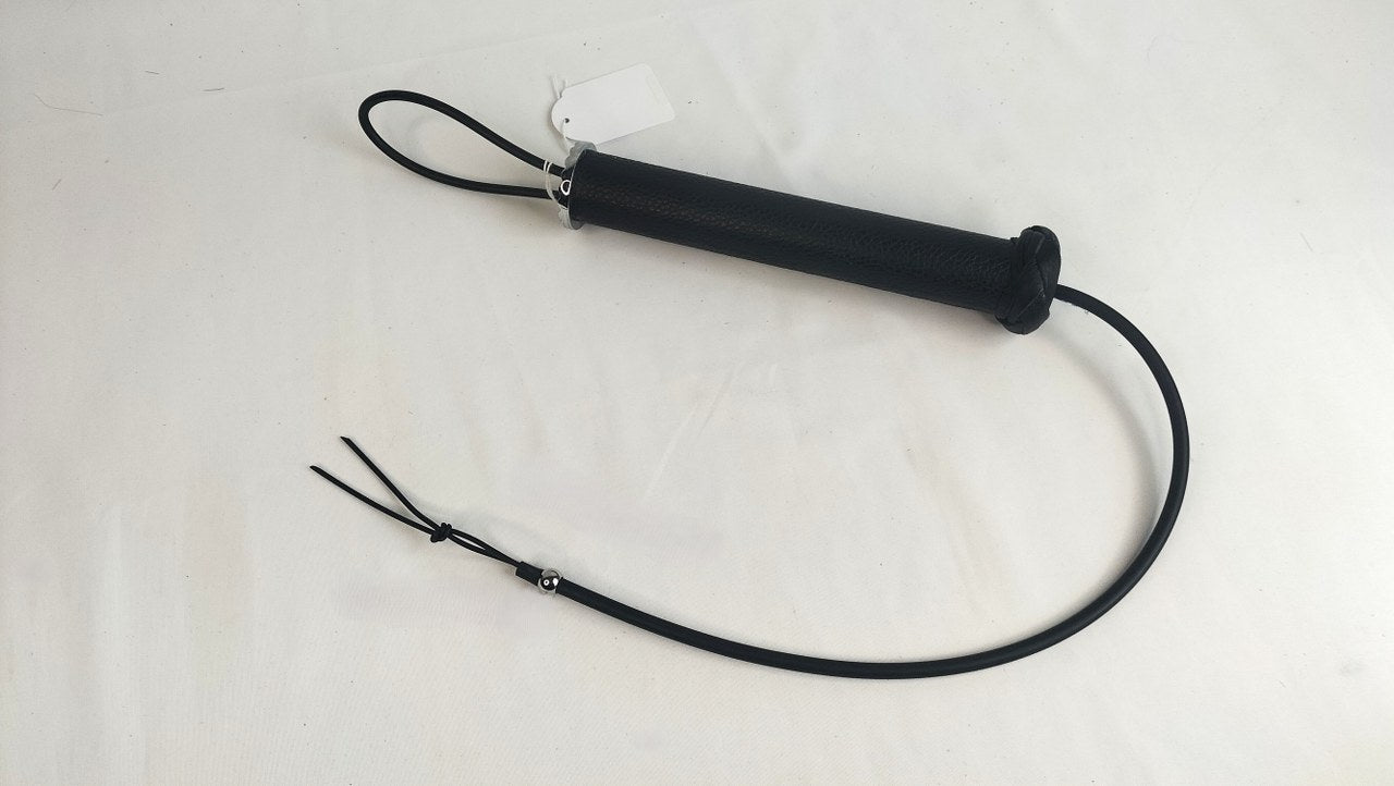 met-deze-snakebite-haal-je-jezelf-een-stukje-venijnig-bdsm-speelgoed-in-huis-deze-bdsm-toy-is-niet-voor-de-mensen-die-houden-van-sensual-play-maar-eerder-sadistisch-aangelegd-zijn-1