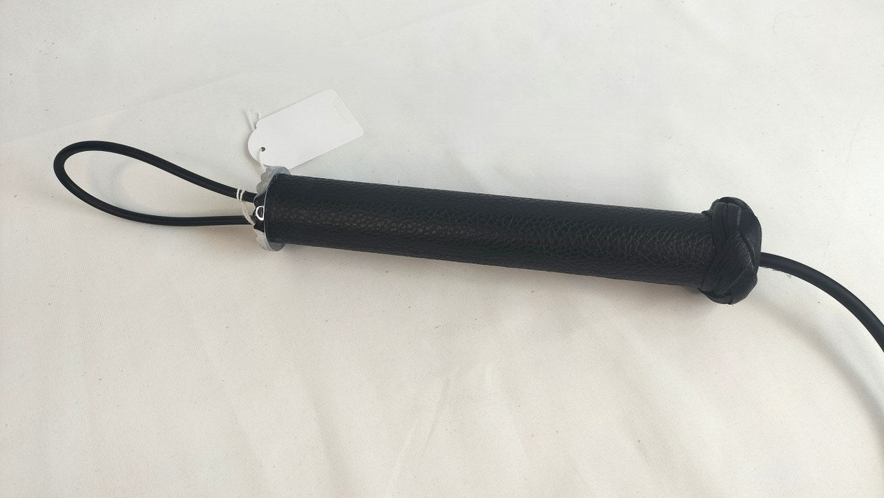 met-deze-snakebite-haal-je-jezelf-een-stukje-venijnig-bdsm-speelgoed-in-huis-deze-bdsm-toy-is-niet-voor-de-mensen-die-houden-van-sensual-play-maar-eerder-sadistisch-aangelegd-zijn-3