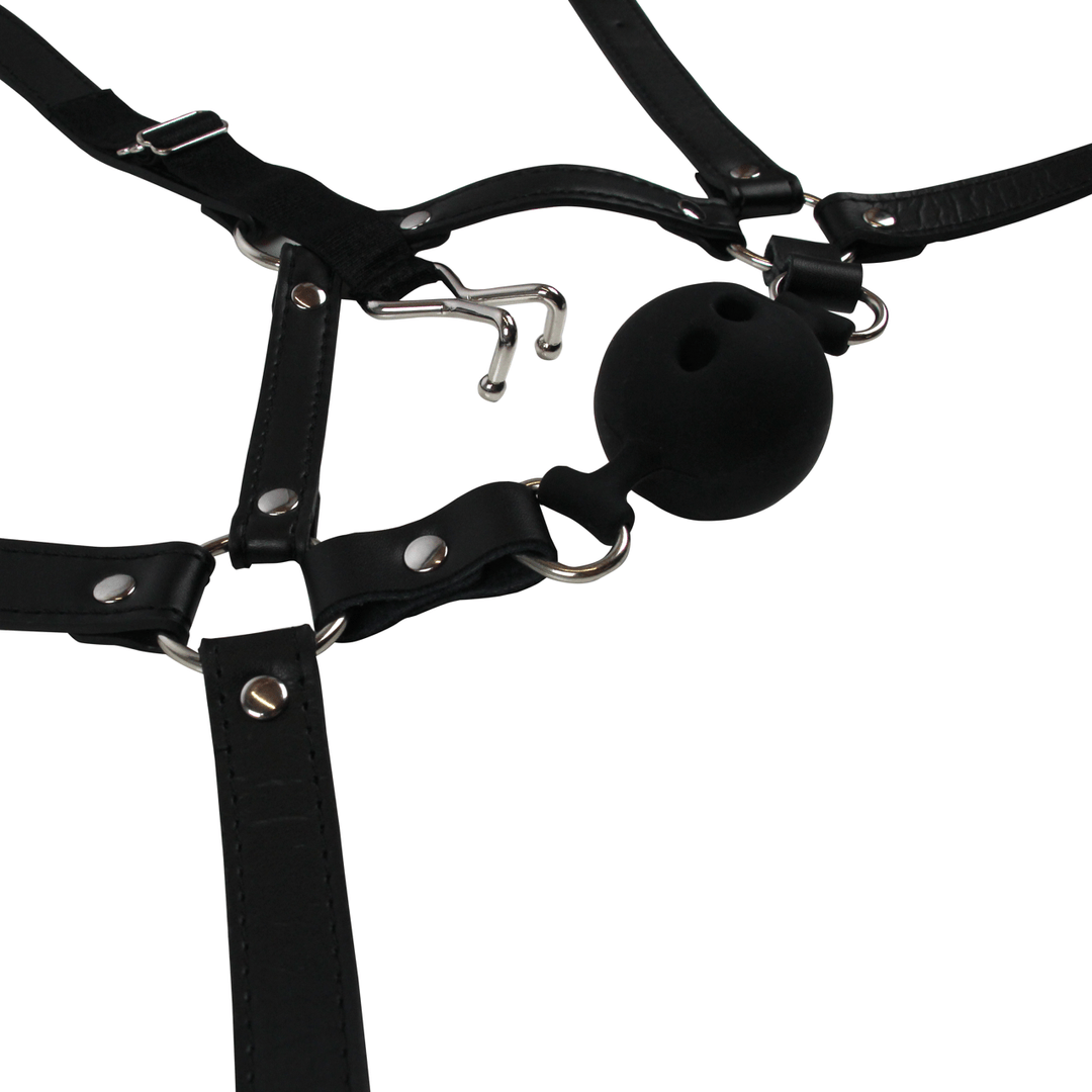 met-dit-bdsm-pu-leder-hoofd-harnas-met-breathable-gagball-in-silicone-en-metalen-neushaken-voel-je-jezelf-helemaal-klaar-voor-de-overgave