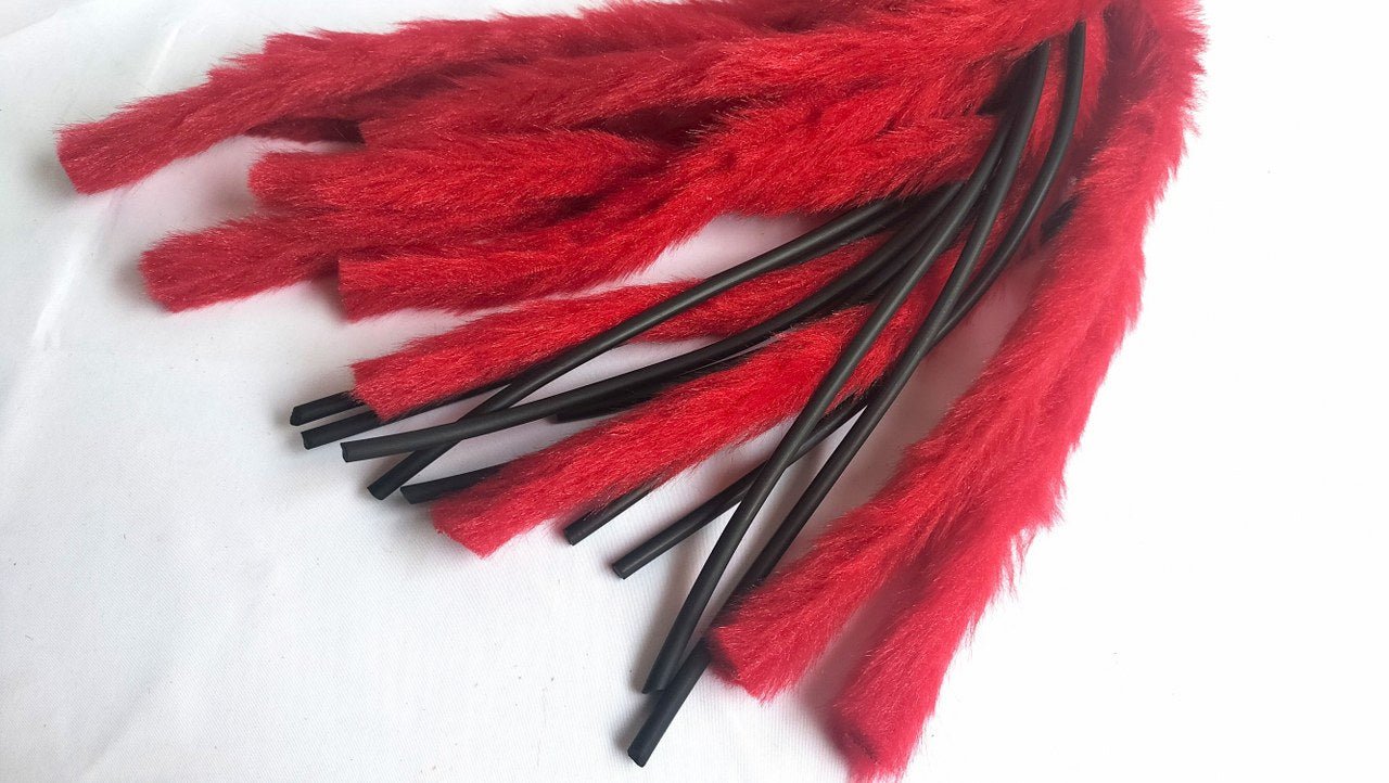 deze-zweep-of-in-de-scene-eerder-flogger-of-gesel-genaamd-ziet-er-op-het-eerste-zicht-lief-uit-tot-je-hem-voelt-en-de-rubber-falls-die-verdoken-zitten-tussen-de-mooie-fur-falls-ontdekt-en-voelt-wij-wensen-je-alvast-veel-plezier-met-ontdekken-2