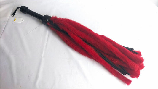 deze-zweep-of-in-de-scene-eerder-flogger-of-gesel-genaamd-ziet-er-op-het-eerste-zicht-lief-uit-tot-je-hem-voelt-en-de-rubber-falls-die-verdoken-zitten-tussen-de-mooie-fur-falls-ontdekt-en-voelt-wij-wensen-je-alvast-veel-plezier-met-ontdekken-1