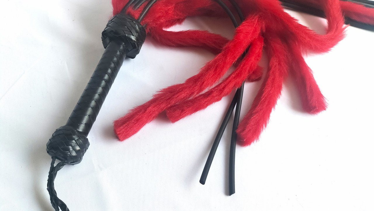 deze-zweep-of-in-de-scene-eerder-flogger-of-gesel-genaamd-ziet-er-op-het-eerste-zicht-lief-uit-tot-je-hem-voelt-en-de-rubber-falls-die-verdoken-zitten-tussen-de-mooie-fur-falls-ontdekt-en-voelt-wij-wensen-je-alvast-veel-plezier-met-ontdekken-3