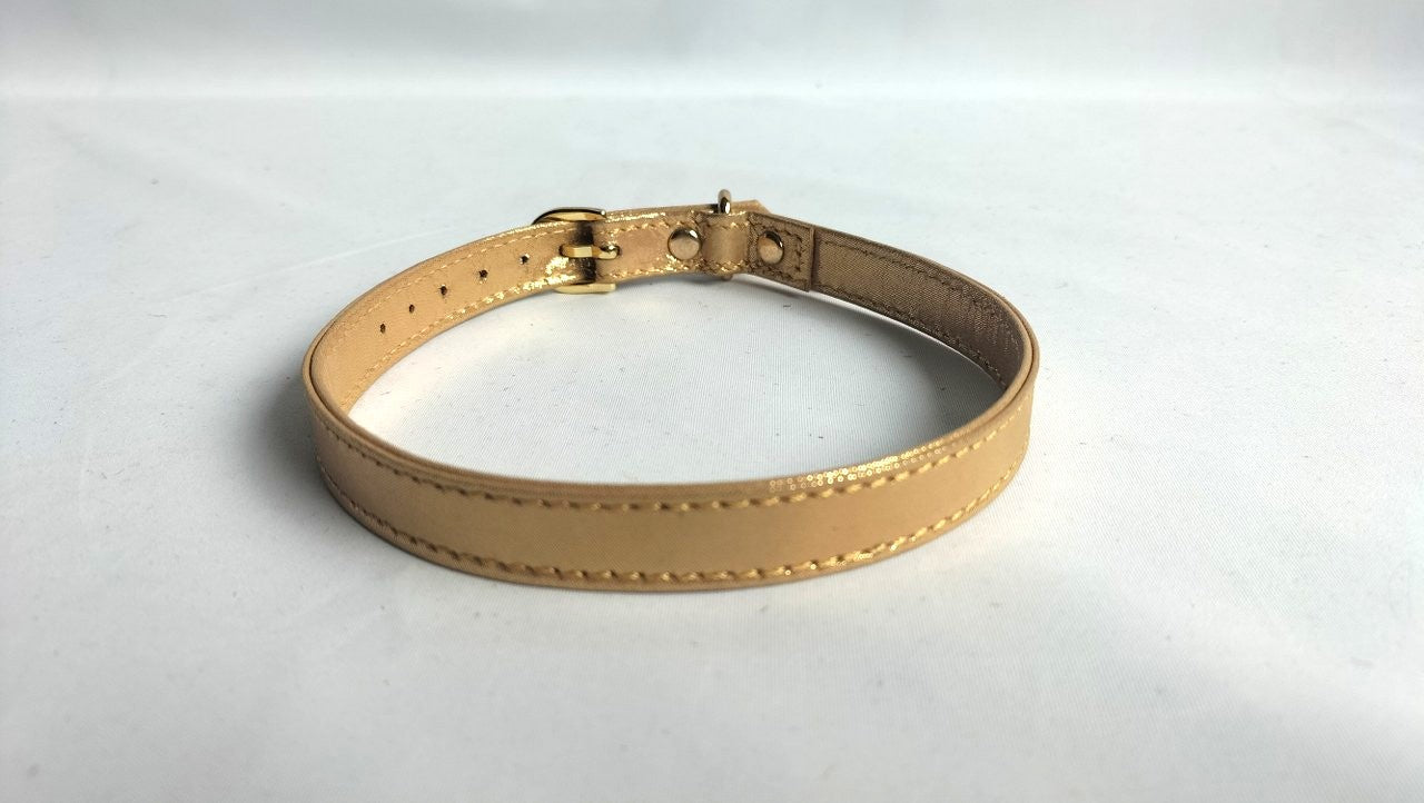 met-deze-dag-collar-in-verguld-leer-met-vergulden-accenten-en-handboei-hanger -heb-je-een-uniek-sieraad-rond-je-hals-die-jou-echt-wel-het-gevoel-geef-dat-je-belangrijk-bent-3