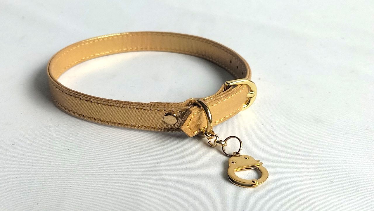 met-deze-dag-collar-in-verguld-leer-met-vergulden-accenten-en-handboei-hanger -heb-je-een-uniek-sieraad-rond-je-hals-die-jou-echt-wel-het-gevoel-geef-dat-je-belangrijk-bent-1
