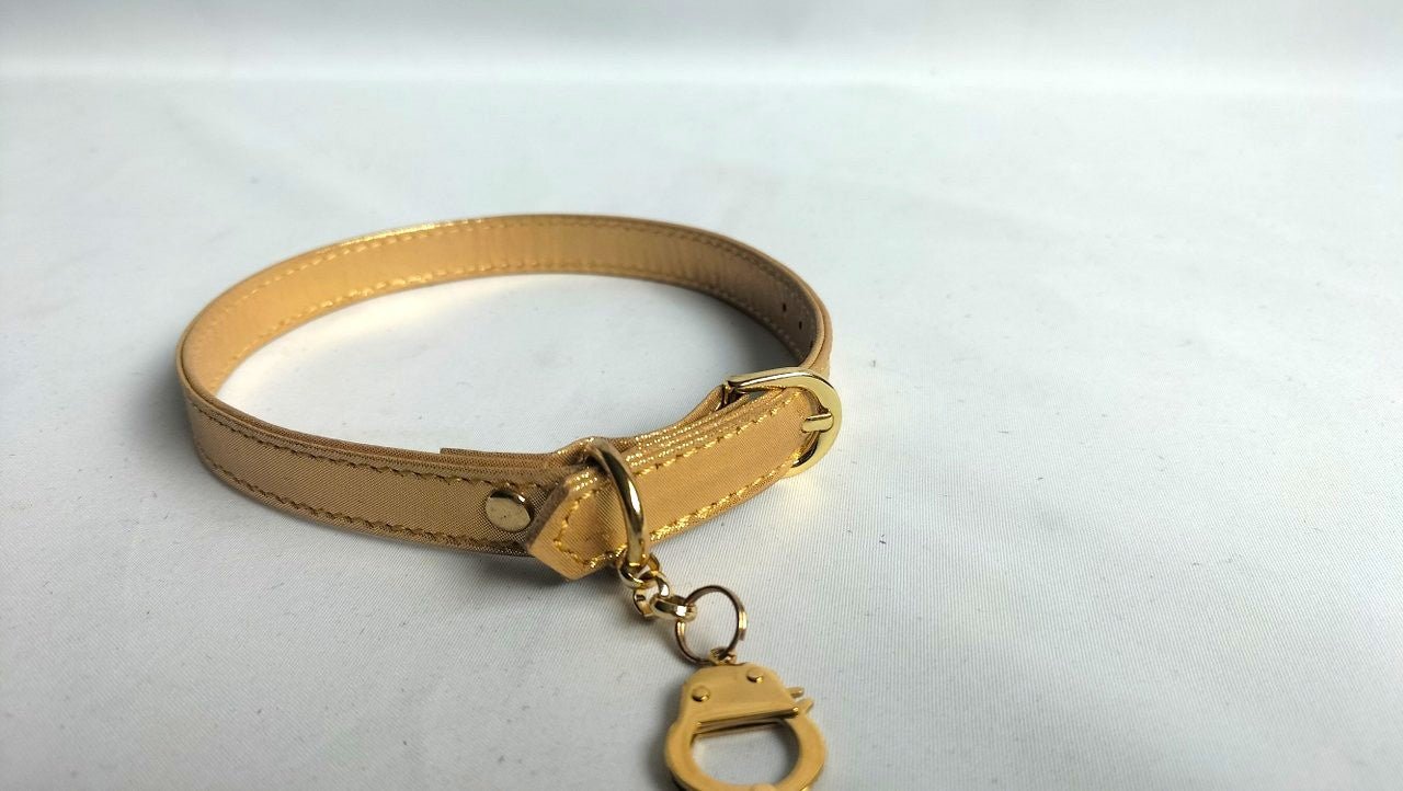 met-deze-dag-collar-in-verguld-leer-met-vergulden-accenten-en-handboei-hanger -heb-je-een-uniek-sieraad-rond-je-hals-die-jou-echt-wel-het-gevoel-geef-dat-je-belangrijk-bent-2
