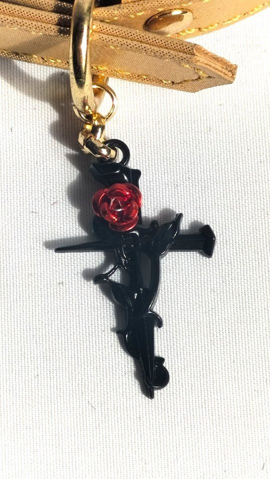 met-deze-dag-collar-in-verguld-leer-met-vergulden-accenten-en-zwart-rode-hanger-in-de-vorm-van-een-rood-heb-je-een-uniek-sieraad-rond-je-hals-die-jou-echt-wel-het-gevoel-geef-dat-je-belangrijk-bent-4