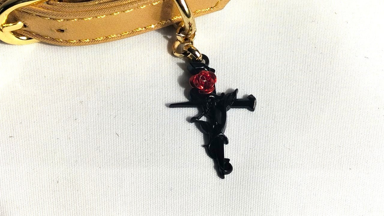 met-deze-dag-collar-in-verguld-leer-met-vergulden-accenten-en-zwart-rode-hanger-in-de-vorm-van-een-rood-heb-je-een-uniek-sieraad-rond-je-hals-die-jou-echt-wel-het-gevoel-geef-dat-je-belangrijk-bent-2