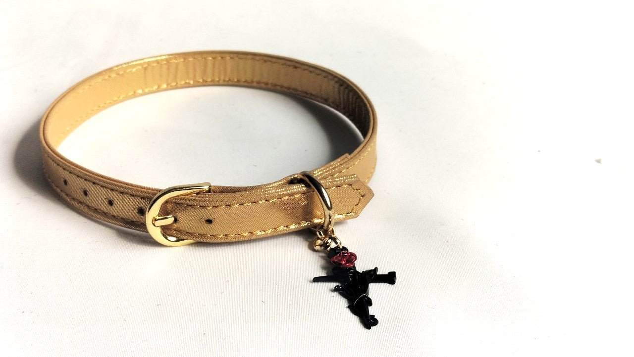 met-deze-dag-collar-in-verguld-leer-met-vergulden-accenten-en-zwart-rode-hanger-in-de-vorm-van-een-rood-heb-je-een-uniek-sieraad-rond-je-hals-die-jou-echt-wel-het-gevoel-geef-dat-je-belangrijk-bent-1