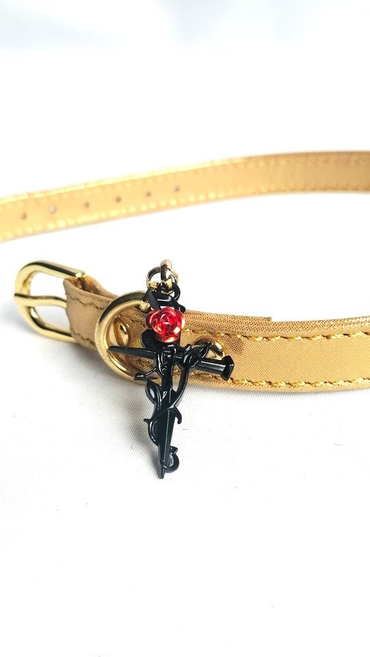 met-deze-dag-collar-in-verguld-leer-met-vergulden-accenten-en-zwart-rode-hanger-in-de-vorm-van-een-rood-heb-je-een-uniek-sieraad-rond-je-hals-die-jou-echt-wel-het-gevoel-geef-dat-je-belangrijk-bent-6