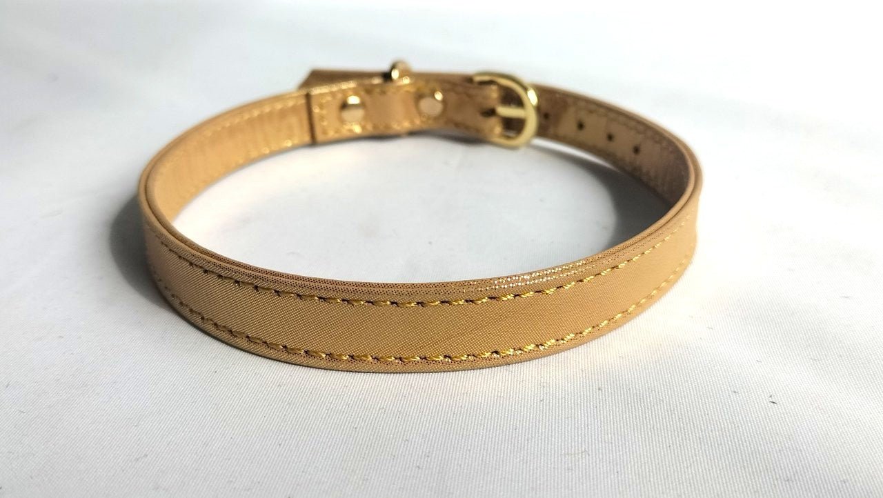 met-deze-dag-collar-in-verguld-leer-met-vergulden-accenten-en-zwart-rode-hanger-in-de-vorm-van-een-rood-heb-je-een-uniek-sieraad-rond-je-hals-die-jou-echt-wel-het-gevoel-geef-dat-je-belangrijk-bent-3