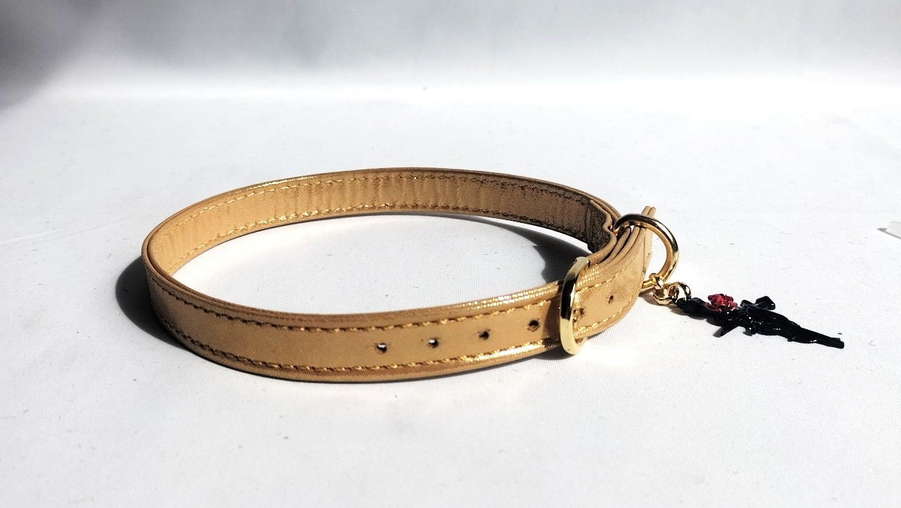 met-deze-dag-collar-in-verguld-leer-met-vergulden-accenten-en-zwart-rode-hanger-in-de-vorm-van-een-rood-heb-je-een-uniek-sieraad-rond-je-hals-die-jou-echt-wel-het-gevoel-geef-dat-je-belangrijk-bent-5