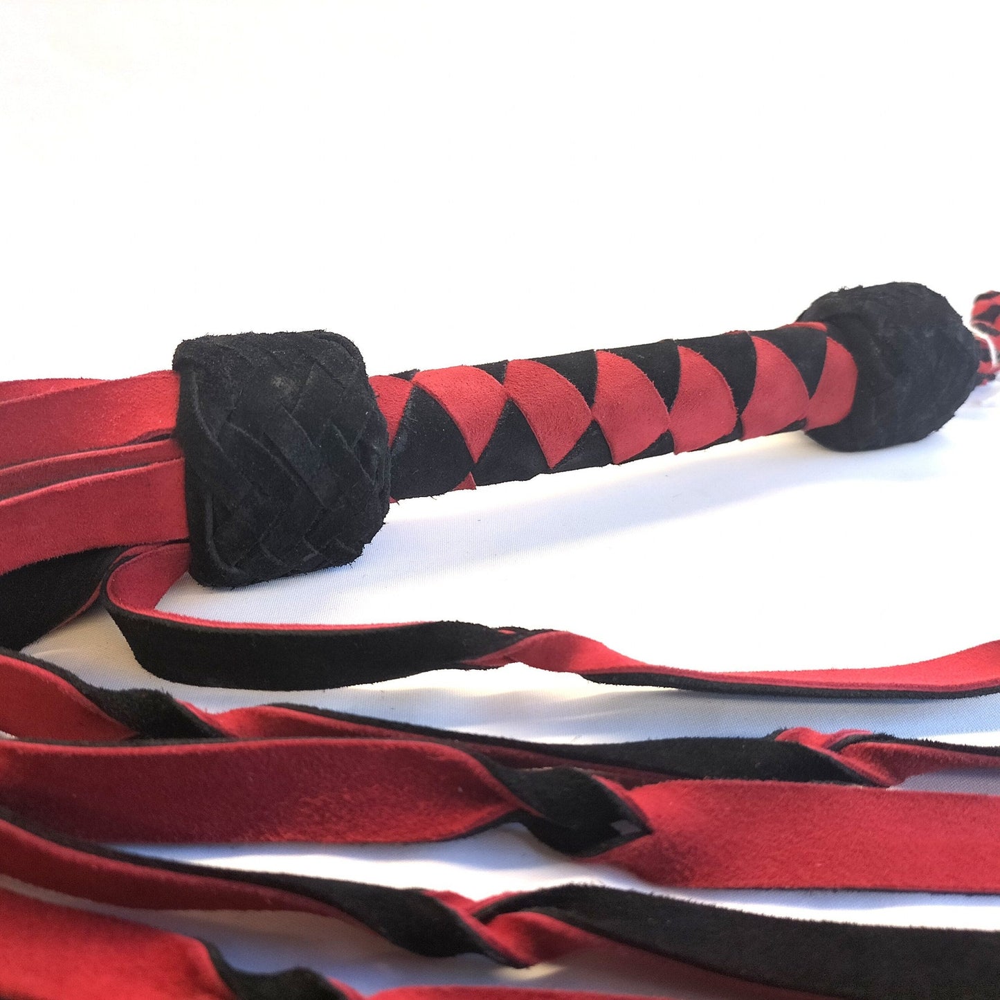 Flogger 12 Geweven Falls 3mm Dik 11mm Breed - Leer of Suede BDSM Gesel 70cm - Impact Play - SM - speeltjes